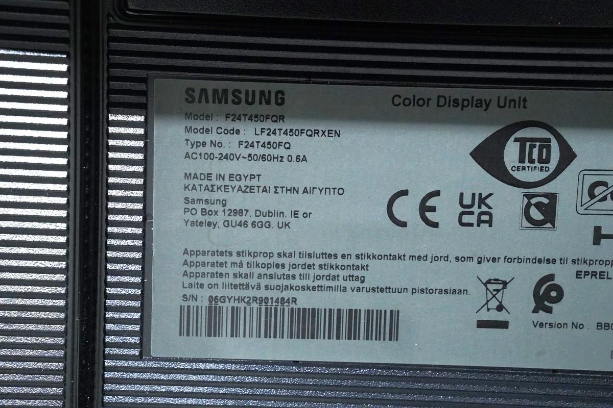 PC-skjermer fra Dell, Samsung og BenQ med tastaturer og kabler