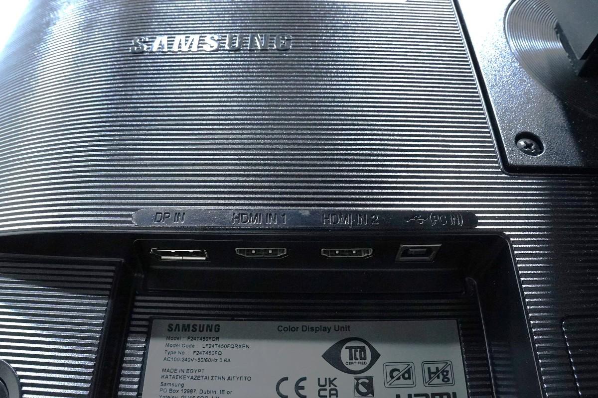 PC-skjermer fra Dell, Samsung og BenQ med tastaturer og kabler