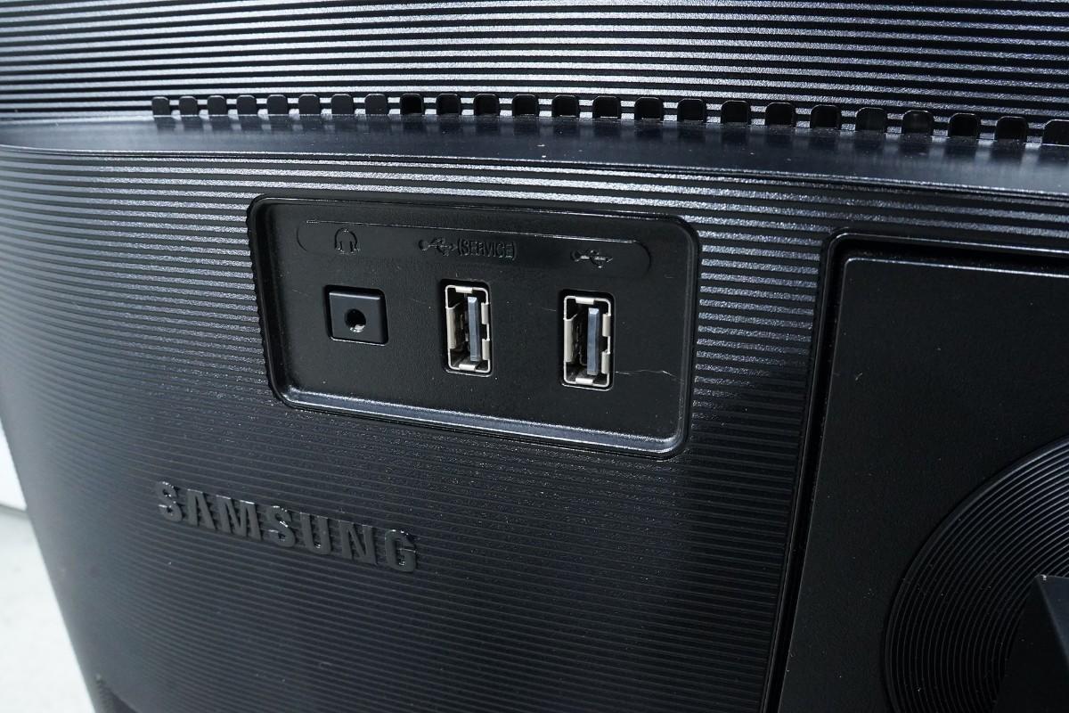 PC-skjermer fra Dell, Samsung og BenQ med tastaturer og kabler