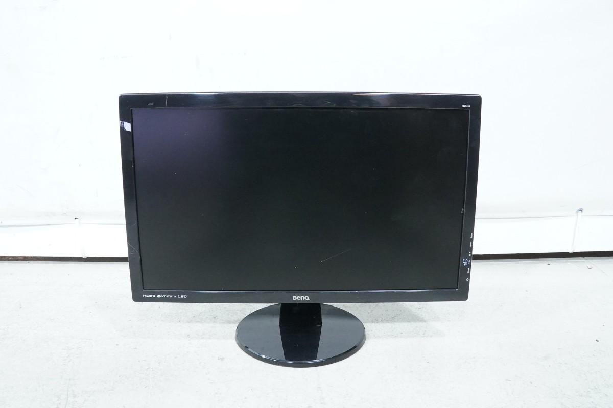PC-skjermer fra Dell, Samsung og BenQ med tastaturer og kabler