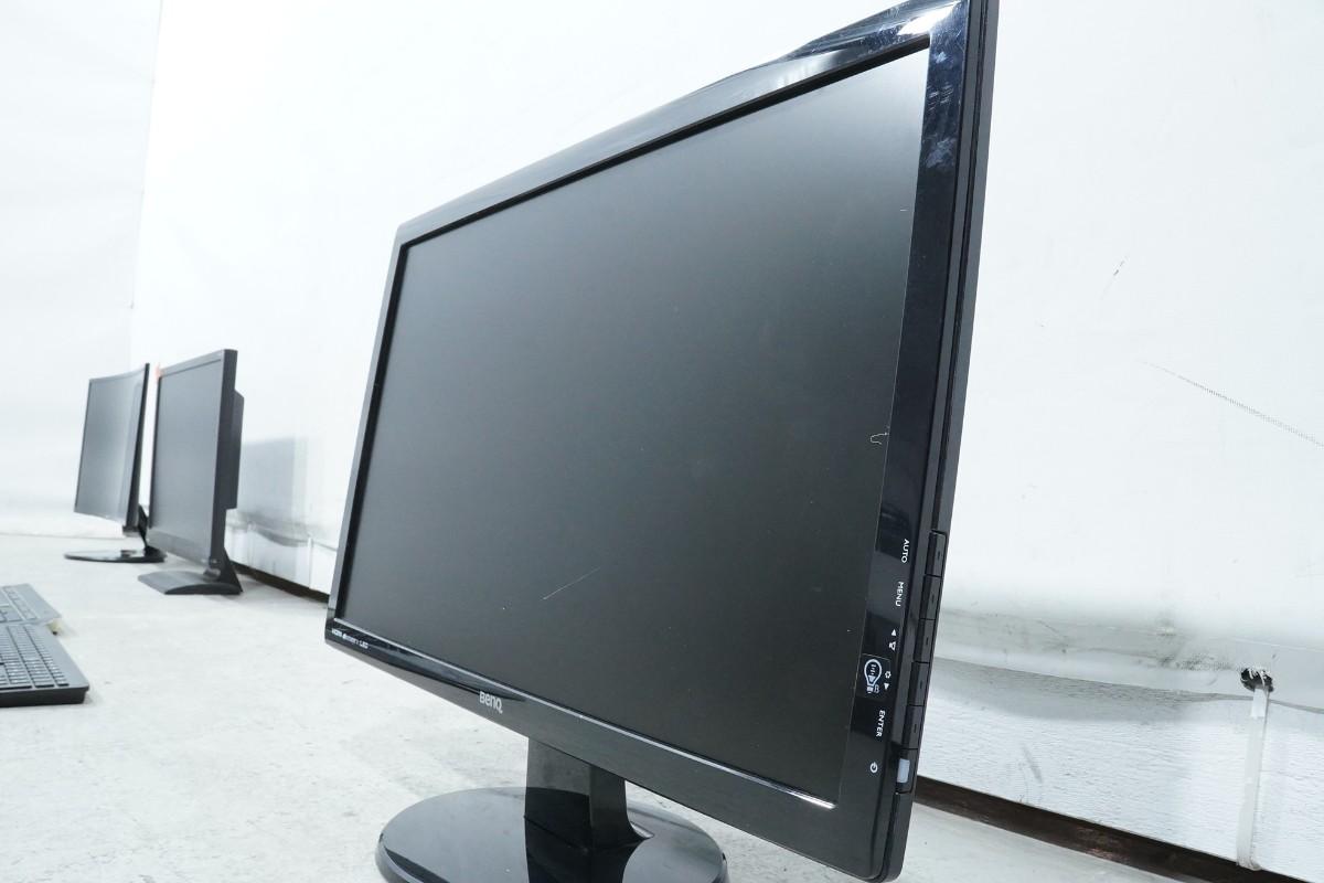 PC-skjermer fra Dell, Samsung og BenQ med tastaturer og kabler
