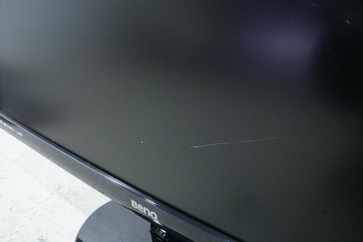 PC-skjermer fra Dell, Samsung og BenQ med tastaturer og kabler