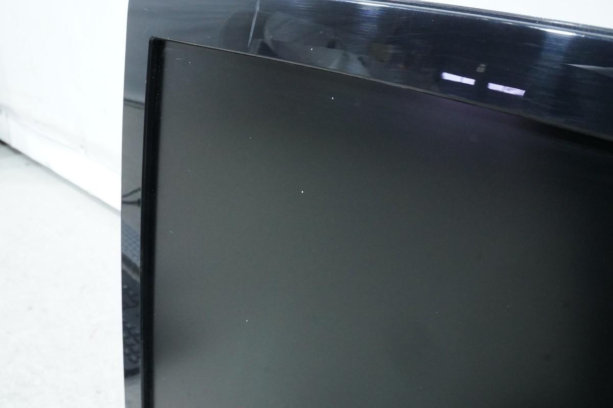 PC-skjermer fra Dell, Samsung og BenQ med tastaturer og kabler
