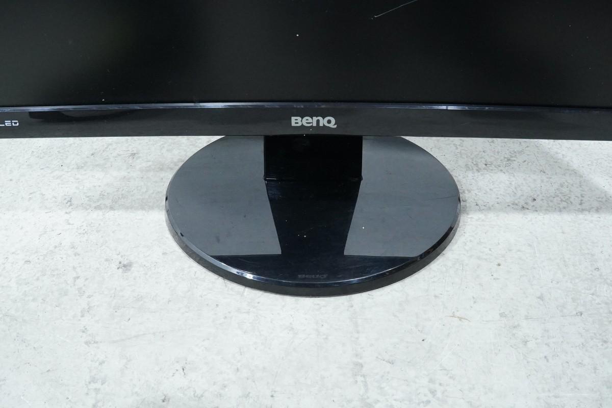 PC-skjermer fra Dell, Samsung og BenQ med tastaturer og kabler
