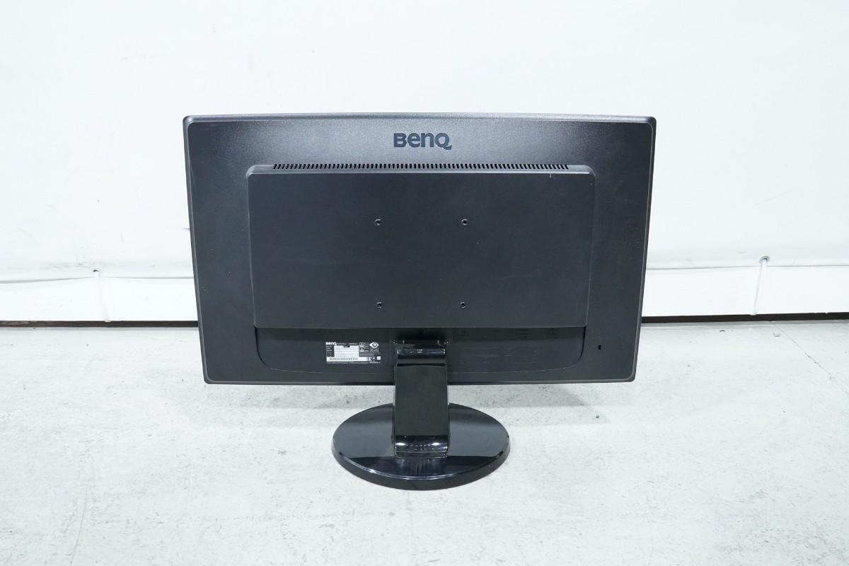 PC-skjermer fra Dell, Samsung og BenQ med tastaturer og kabler