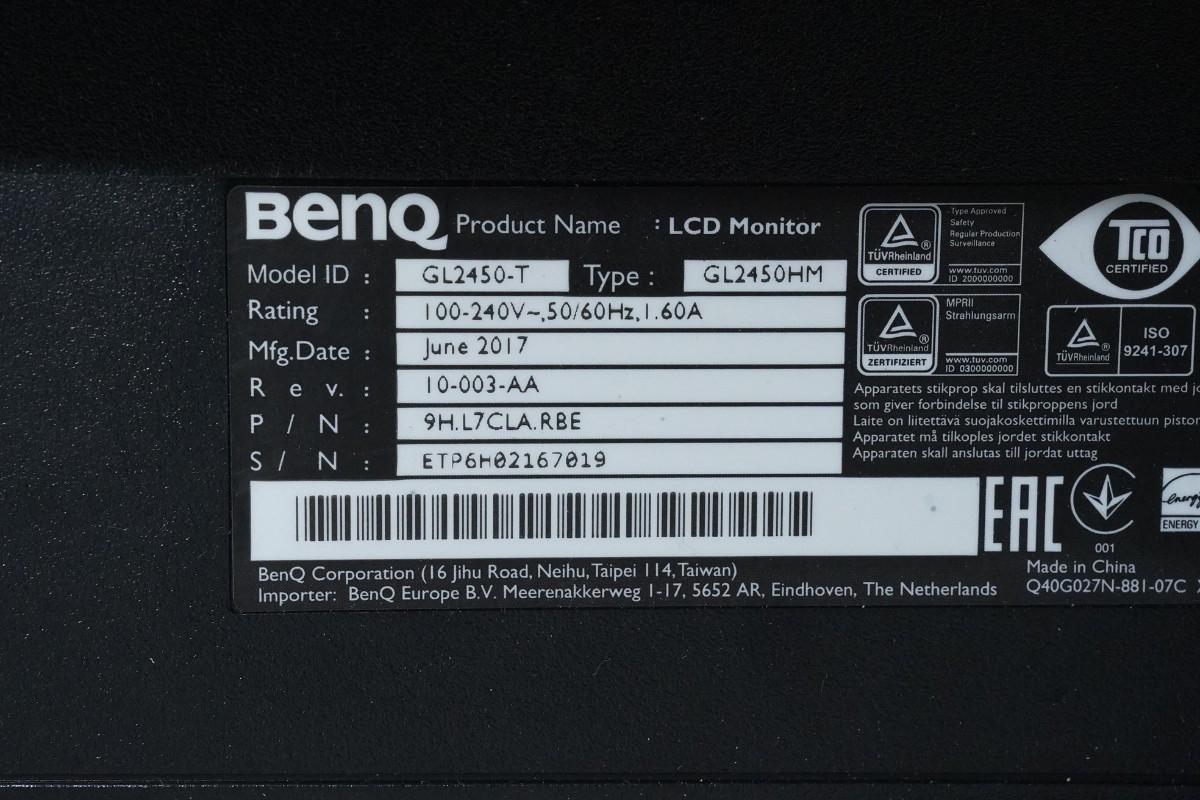 PC-skjermer fra Dell, Samsung og BenQ med tastaturer og kabler
