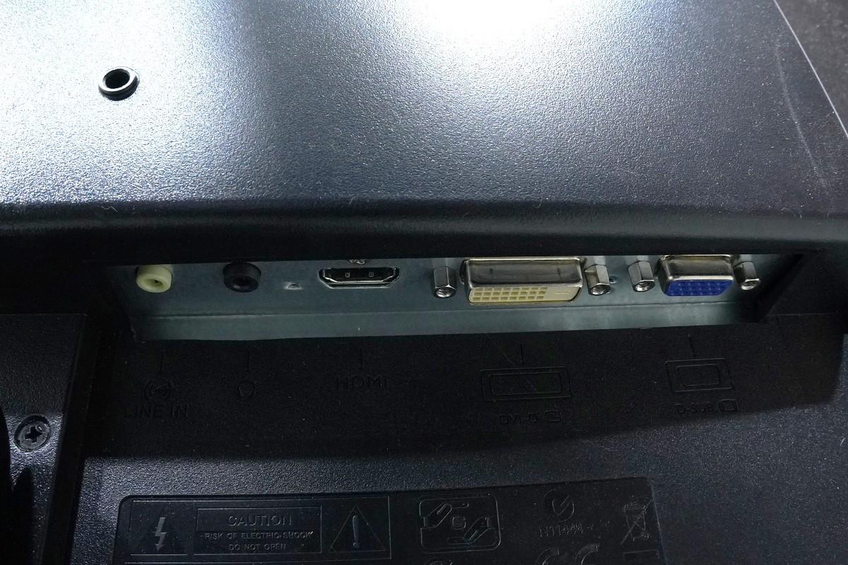 PC-skjermer fra Dell, Samsung og BenQ med tastaturer og kabler
