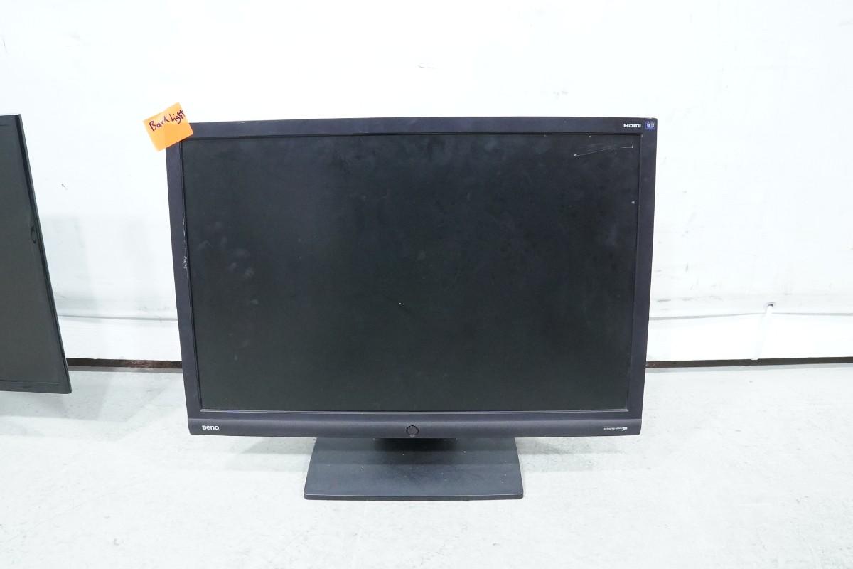 PC-skjermer fra Dell, Samsung og BenQ med tastaturer og kabler