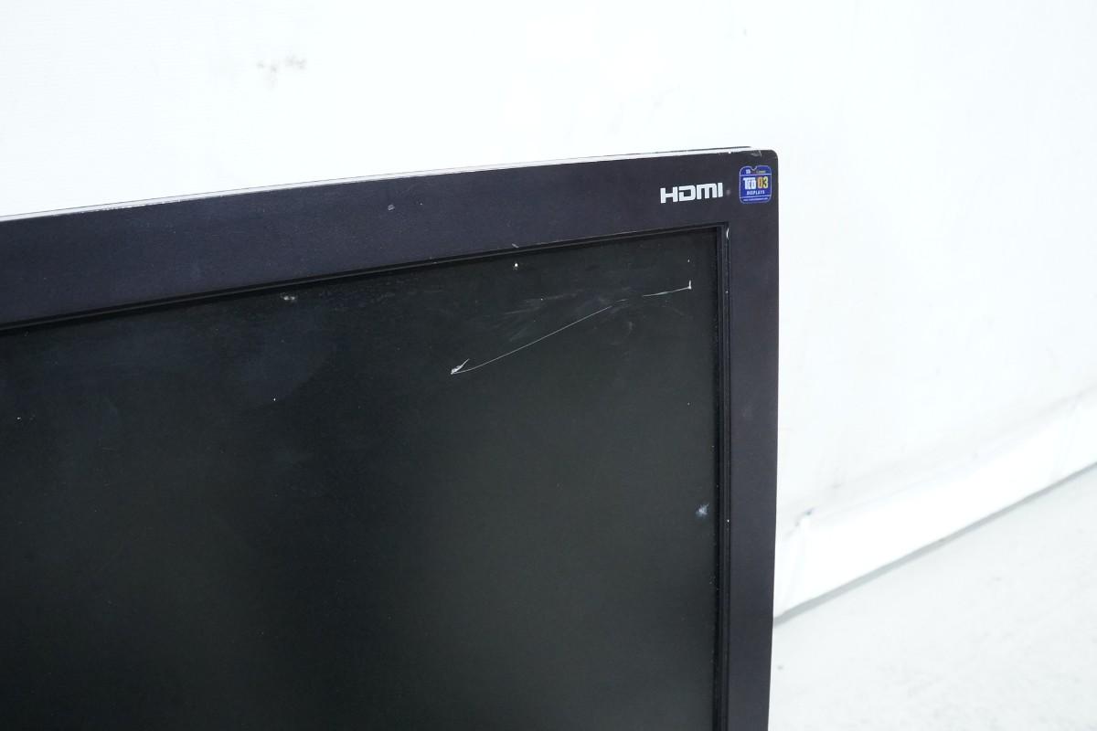 PC-skjermer fra Dell, Samsung og BenQ med tastaturer og kabler