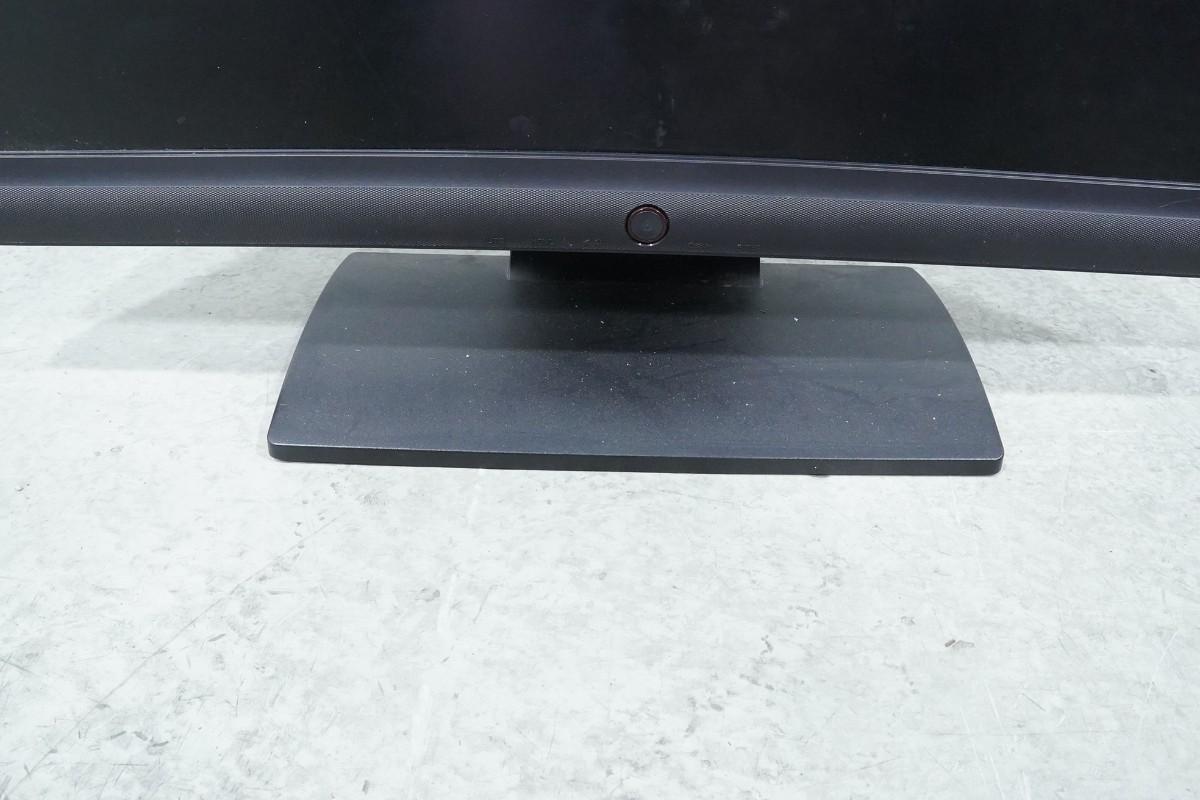 PC-skjermer fra Dell, Samsung og BenQ med tastaturer og kabler