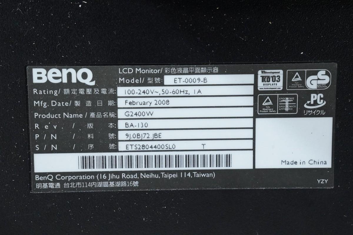 PC-skjermer fra Dell, Samsung og BenQ med tastaturer og kabler