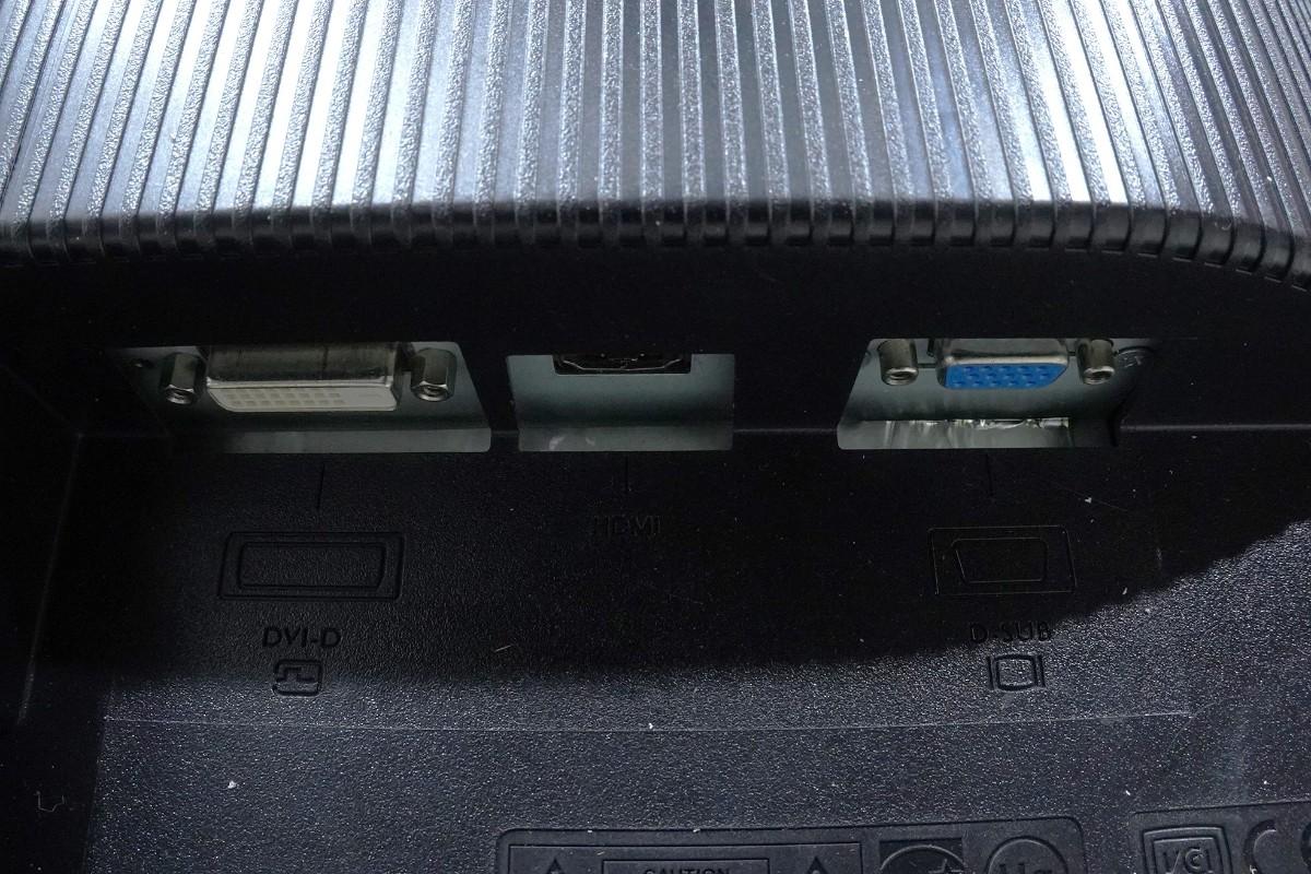 PC-skjermer fra Dell, Samsung og BenQ med tastaturer og kabler