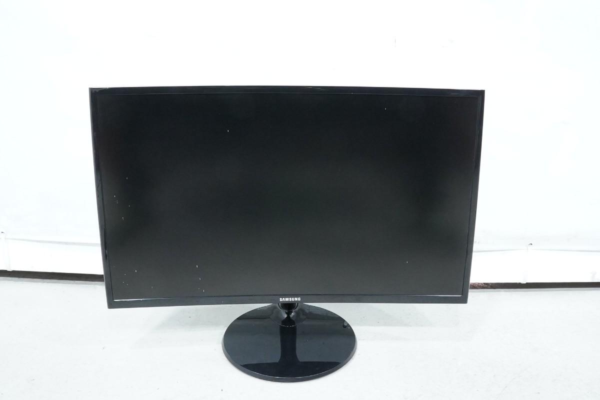 PC-skjermer fra Dell, Samsung og BenQ med tastaturer og kabler