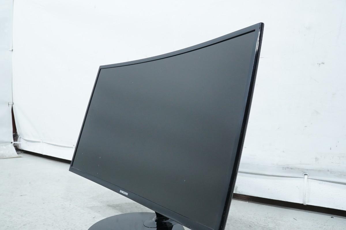PC-skjermer fra Dell, Samsung og BenQ med tastaturer og kabler