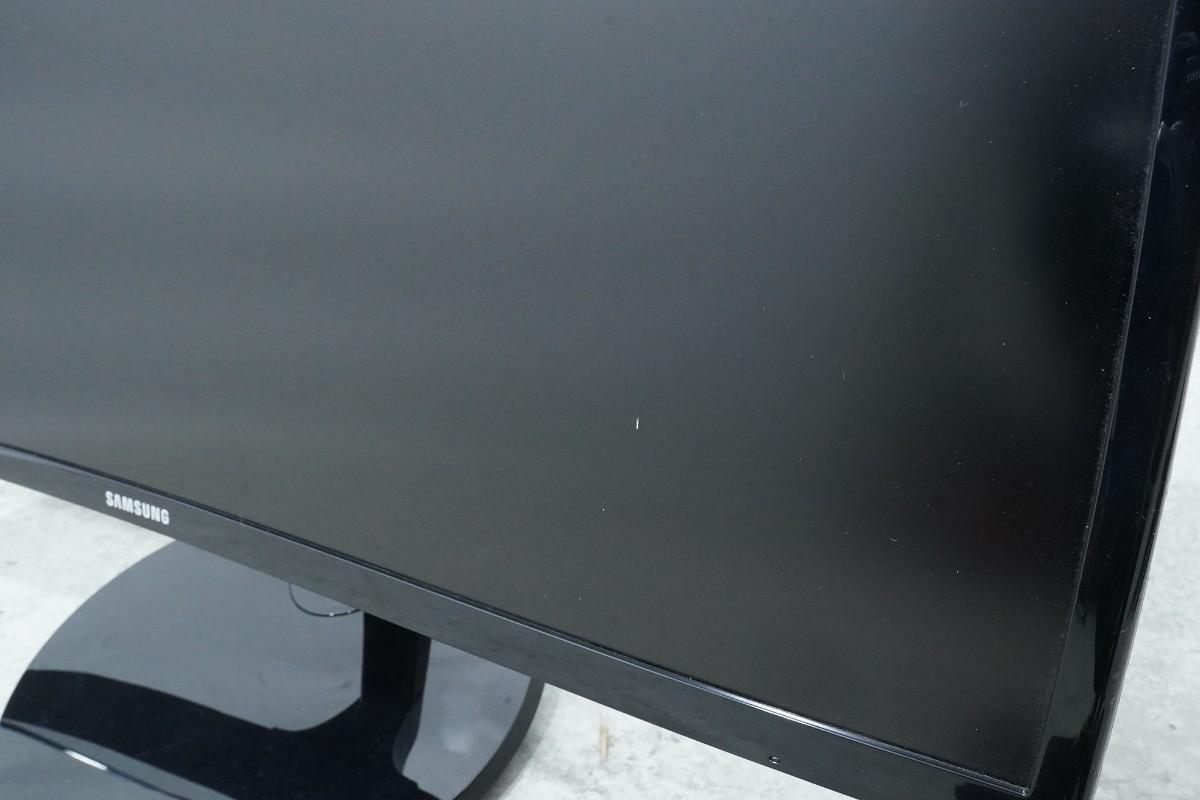 PC-skjermer fra Dell, Samsung og BenQ med tastaturer og kabler