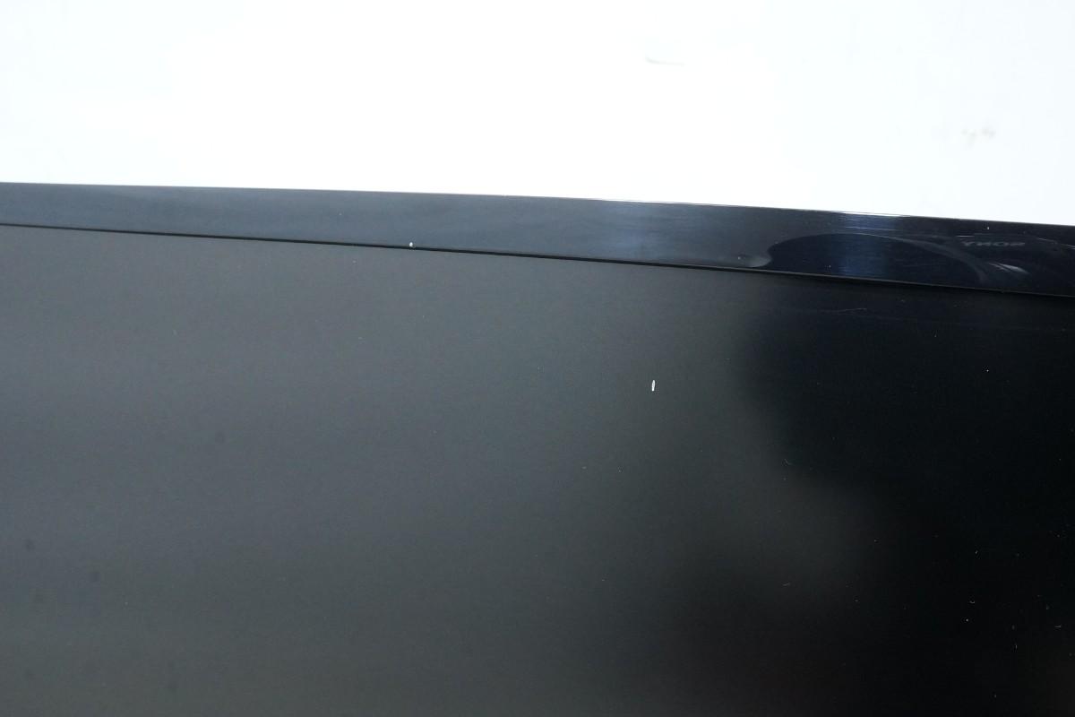 PC-skjermer fra Dell, Samsung og BenQ med tastaturer og kabler