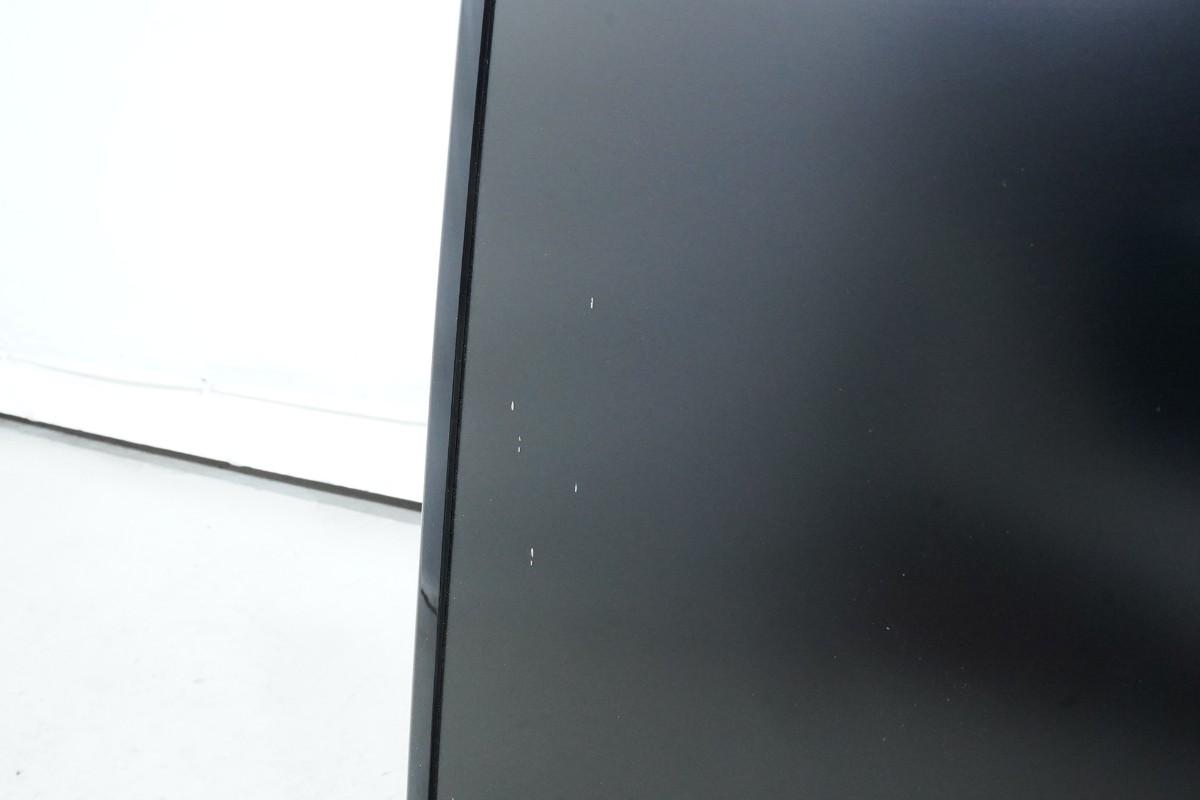 PC-skjermer fra Dell, Samsung og BenQ med tastaturer og kabler