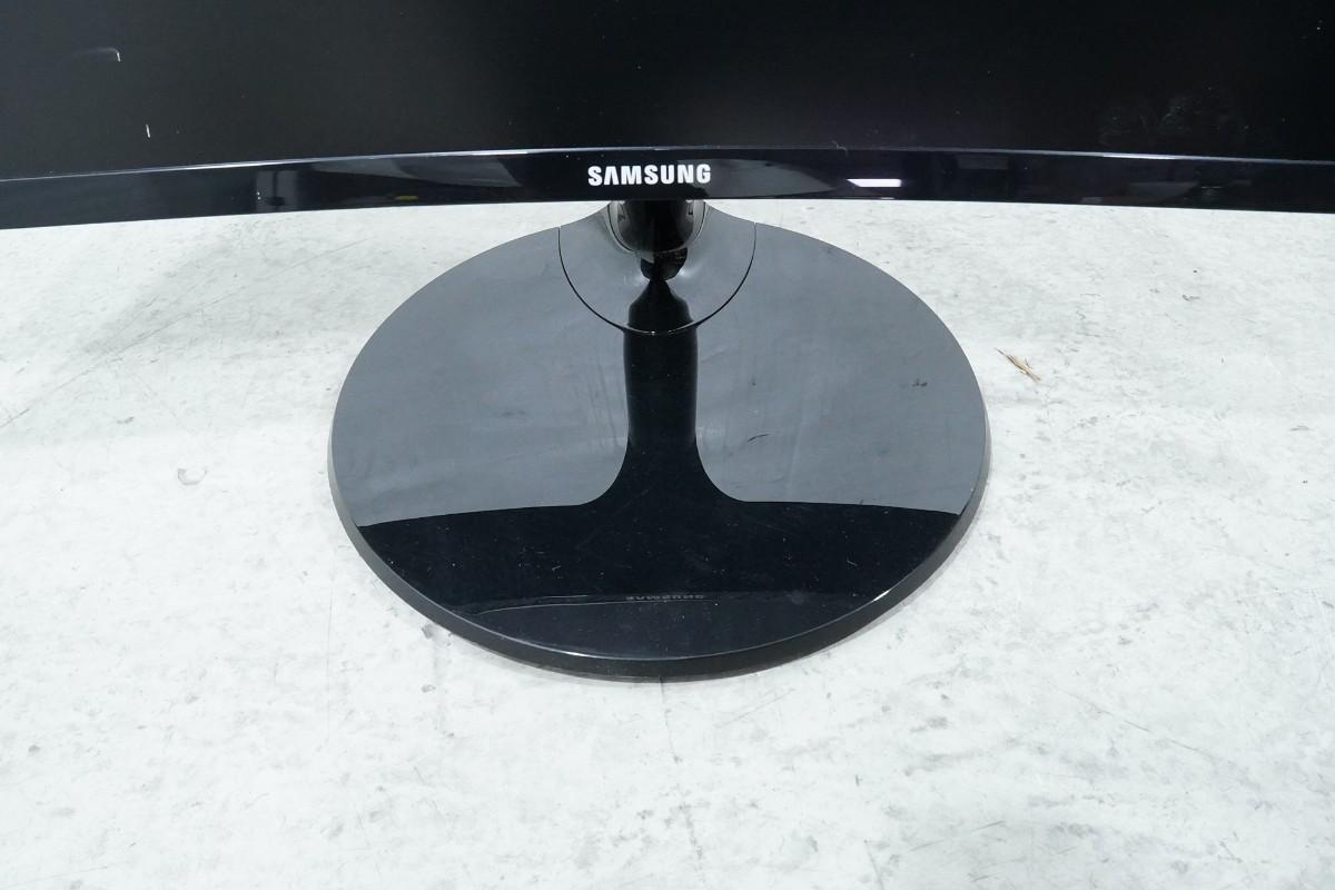 PC-skjermer fra Dell, Samsung og BenQ med tastaturer og kabler