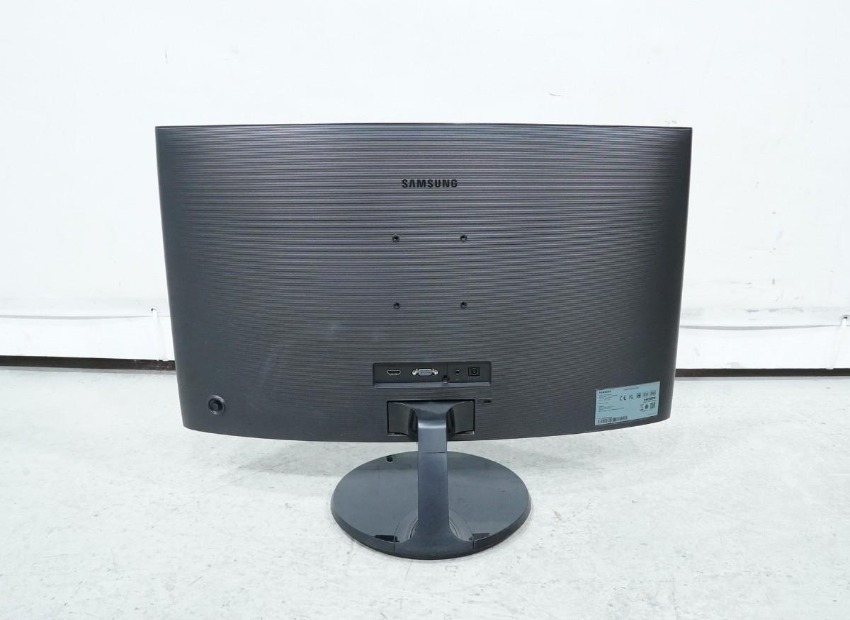 PC-skjermer fra Dell, Samsung og BenQ med tastaturer og kabler
