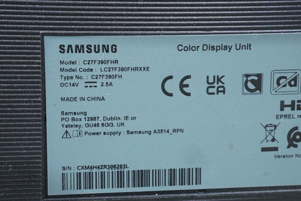 PC-skjermer fra Dell, Samsung og BenQ med tastaturer og kabler