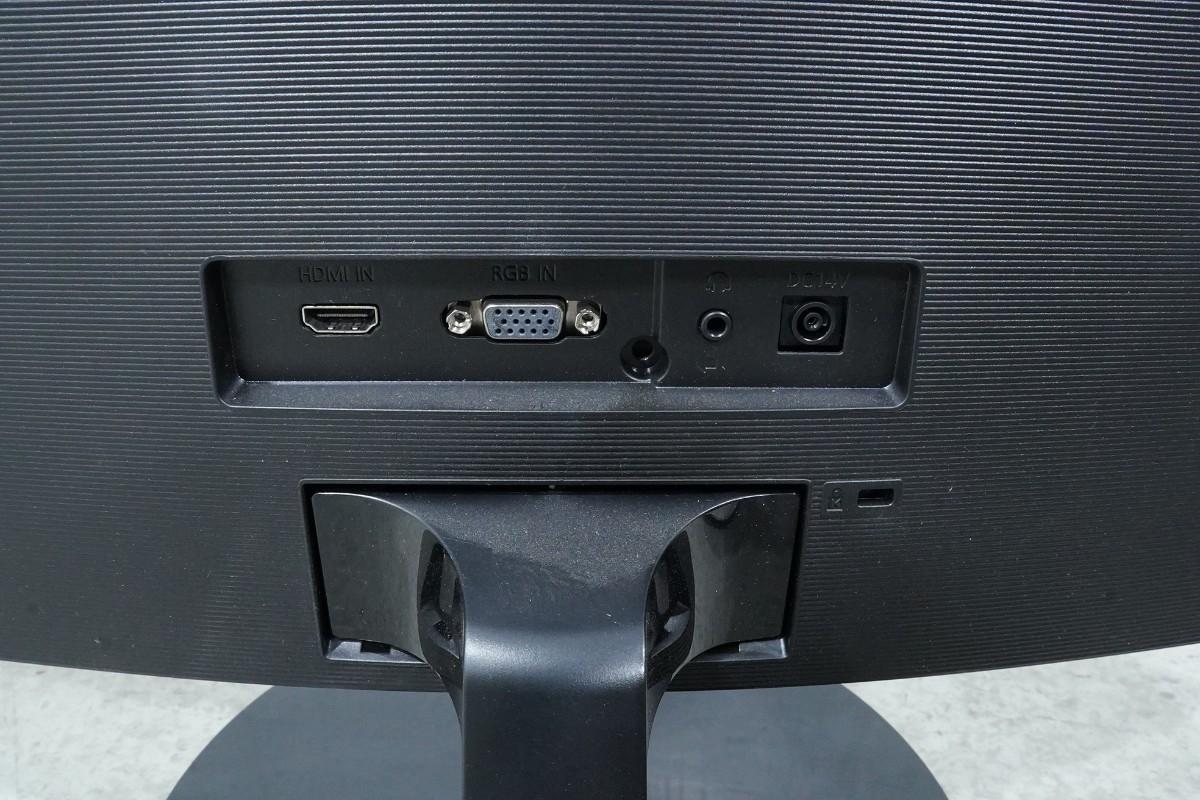 PC-skjermer fra Dell, Samsung og BenQ med tastaturer og kabler