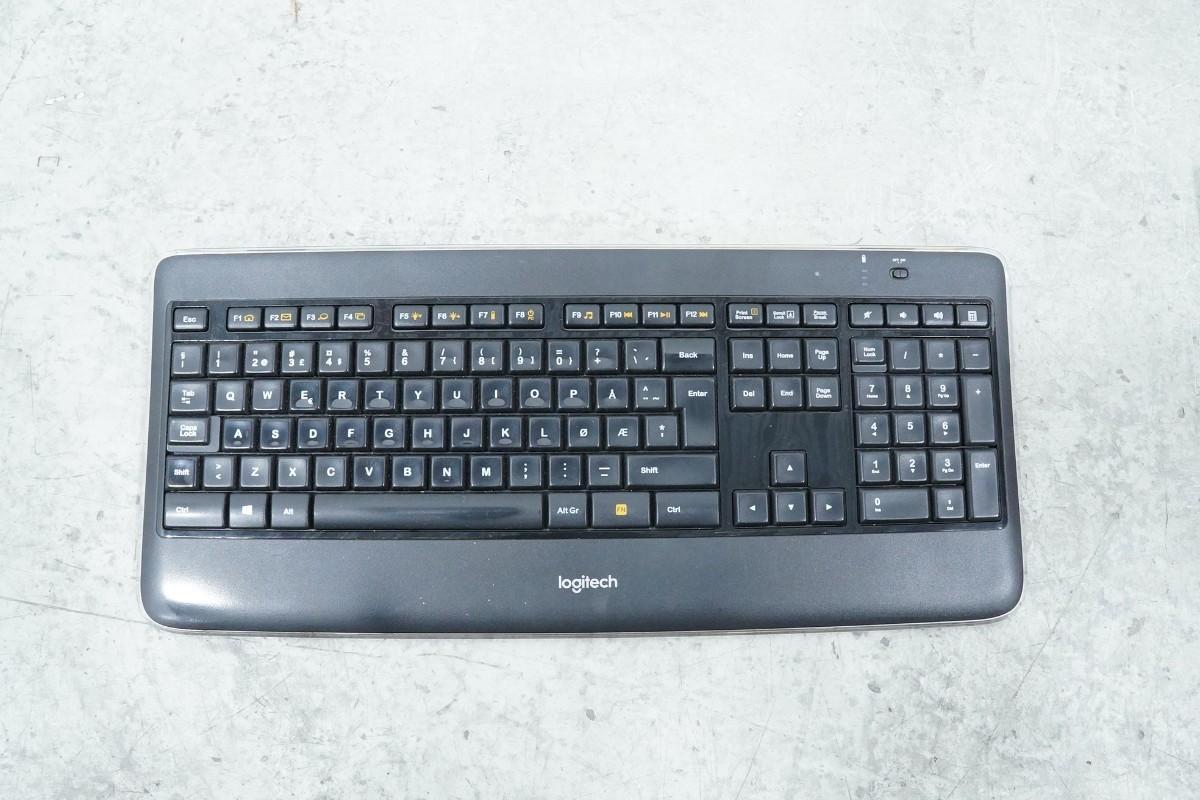 PC-skjermer fra Dell, Samsung og BenQ med tastaturer og kabler