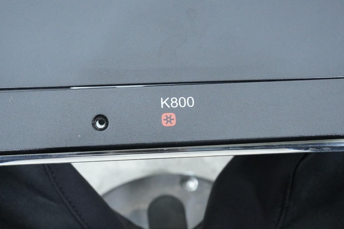 PC-skjermer fra Dell, Samsung og BenQ med tastaturer og kabler
