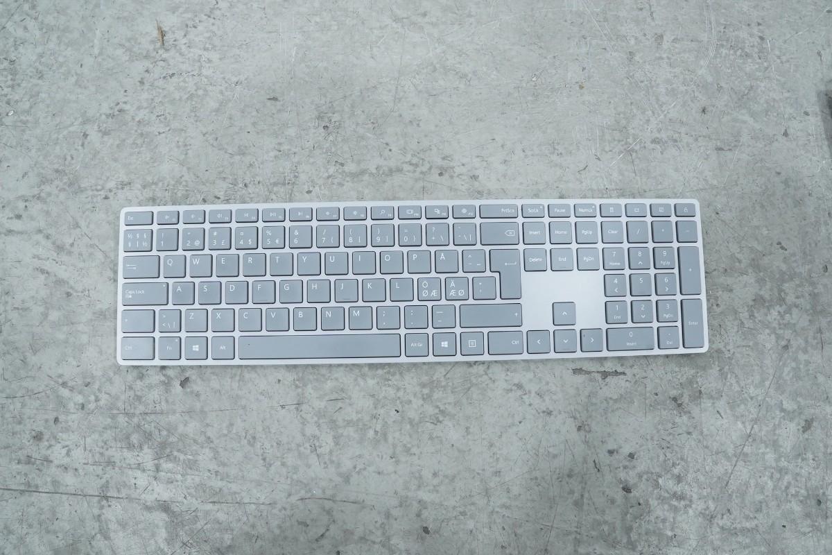 PC-skjermer fra Dell, Samsung og BenQ med tastaturer og kabler