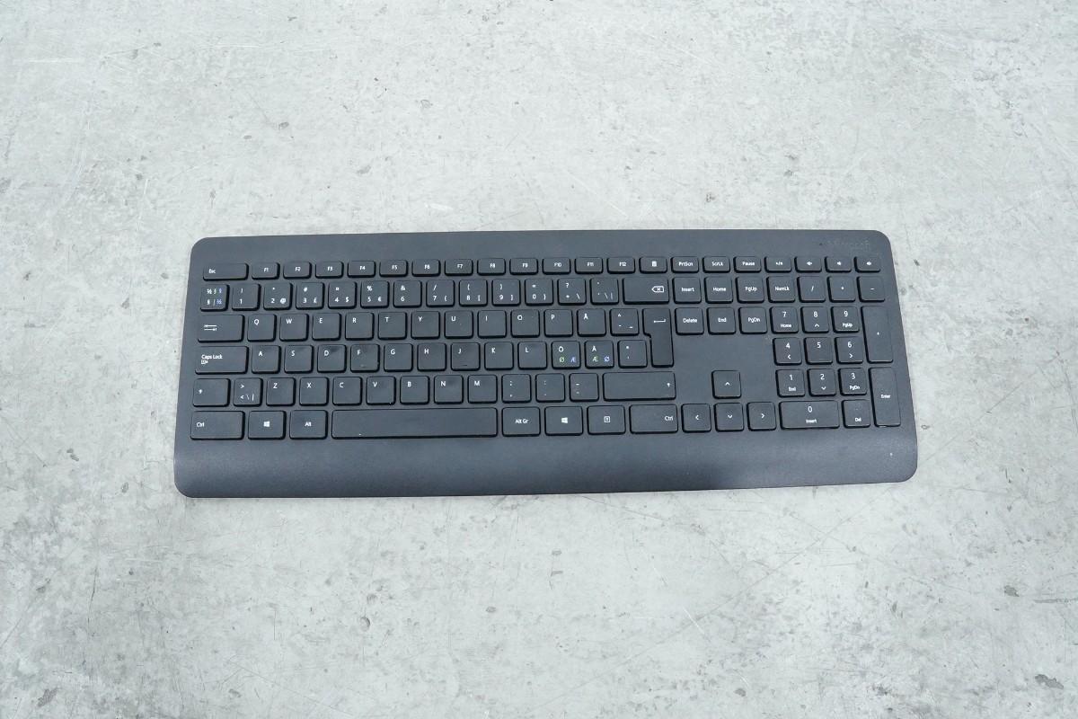 PC-skjermer fra Dell, Samsung og BenQ med tastaturer og kabler
