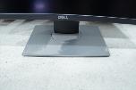 PC-skjermer fra Dell, Samsung og BenQ med tastaturer og kabler