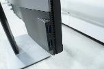 PC-skjermer fra Dell, Samsung og BenQ med tastaturer og kabler