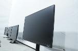 PC-skjermer fra Dell, Samsung og BenQ med tastaturer og kabler