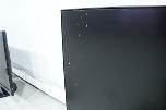 PC-skjermer fra Dell, Samsung og BenQ med tastaturer og kabler