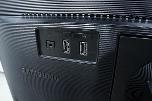 PC-skjermer fra Dell, Samsung og BenQ med tastaturer og kabler
