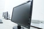 PC-skjermer fra Dell, Samsung og BenQ med tastaturer og kabler