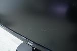 PC-skjermer fra Dell, Samsung og BenQ med tastaturer og kabler
