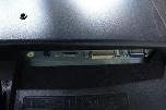 PC-skjermer fra Dell, Samsung og BenQ med tastaturer og kabler