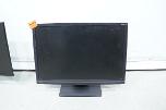 PC-skjermer fra Dell, Samsung og BenQ med tastaturer og kabler