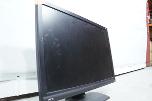 PC-skjermer fra Dell, Samsung og BenQ med tastaturer og kabler