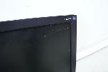 PC-skjermer fra Dell, Samsung og BenQ med tastaturer og kabler