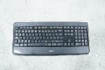 PC-skjermer fra Dell, Samsung og BenQ med tastaturer og kabler