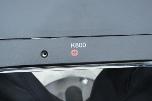 PC-skjermer fra Dell, Samsung og BenQ med tastaturer og kabler