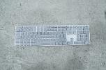 PC-skjermer fra Dell, Samsung og BenQ med tastaturer og kabler