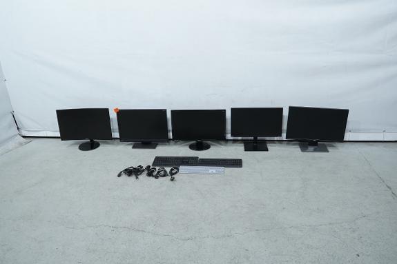 PC-skjermer fra Dell, Samsung og BenQ med tastaturer og kabler