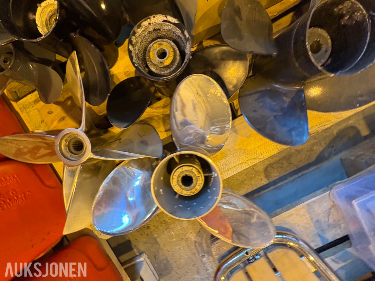 Parti med diverse båtpropeller – overskuddslager fra motorbåtverksted