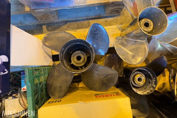 Parti med diverse båtpropeller – overskuddslager fra motorbåtverksted