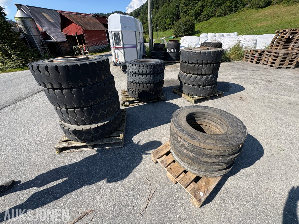 Parti med Trelleborg- og Nokian-dekk til hjulmaskin / hjulgraver