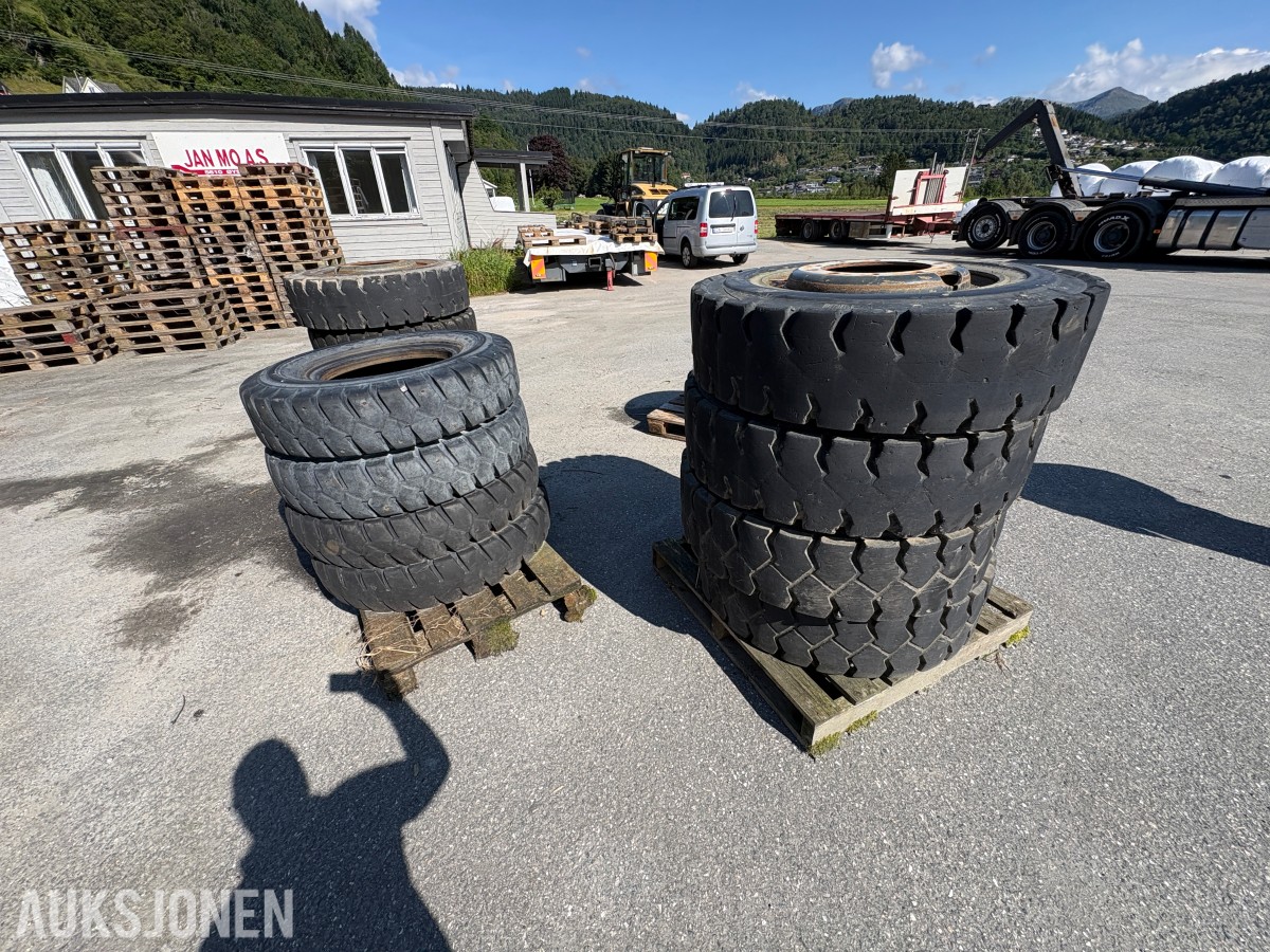 Parti med Trelleborg- og Nokian-dekk til hjulmaskin / hjulgraver
