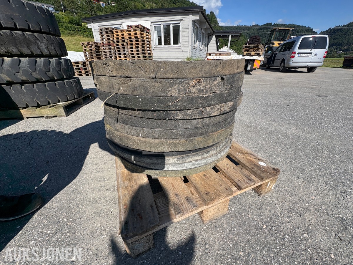 Parti med Trelleborg- og Nokian-dekk til hjulmaskin / hjulgraver
