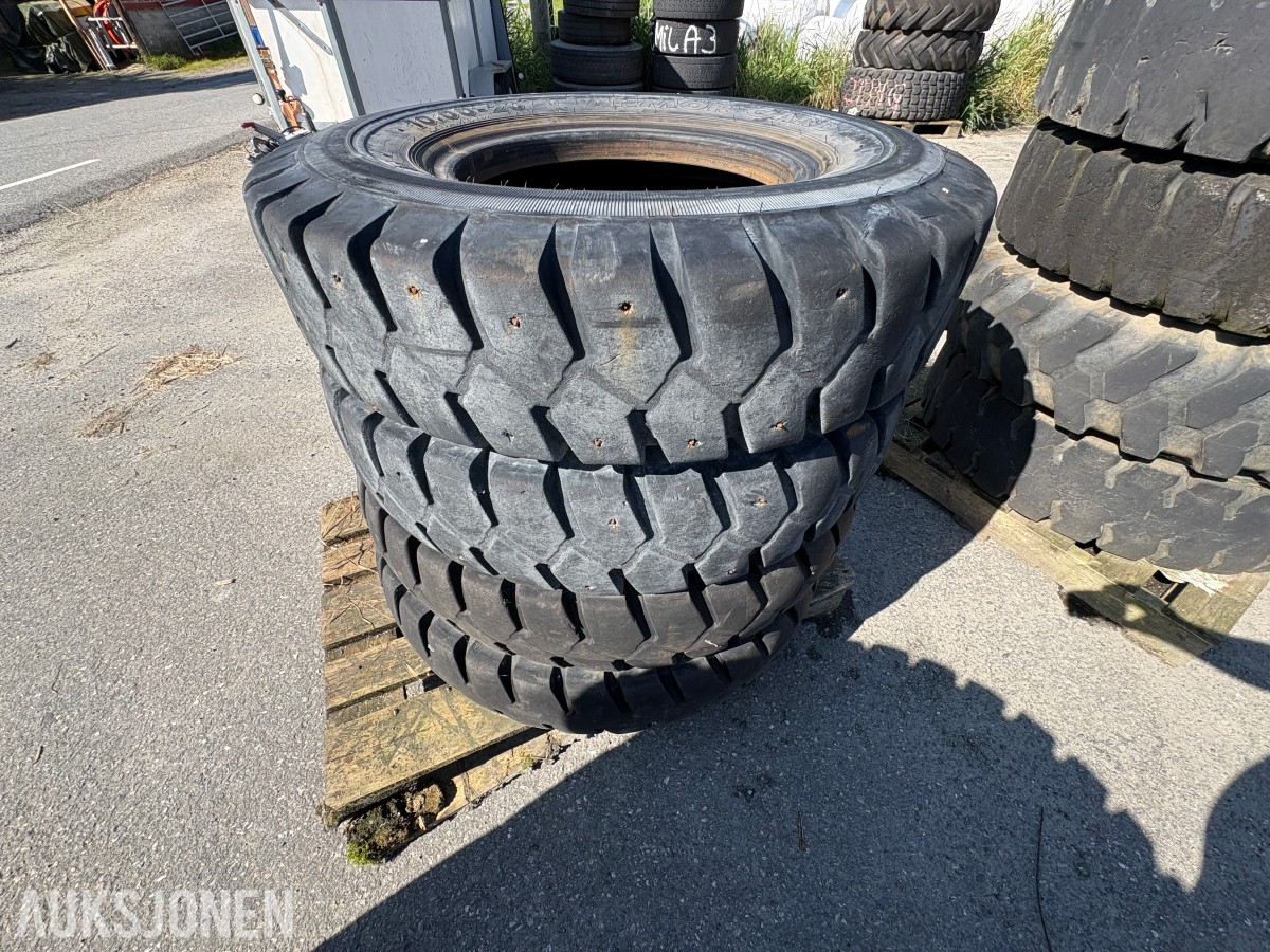 Parti med Trelleborg- og Nokian-dekk til hjulmaskin / hjulgraver